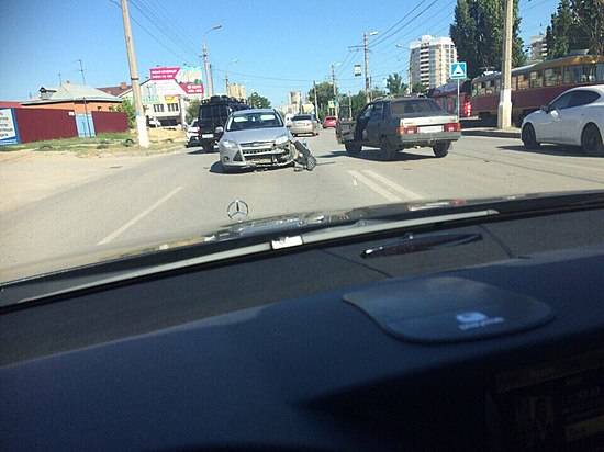 В Волгограде ДТП заняло две полосы и собирает пробку