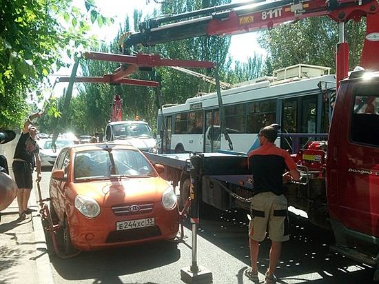 В Волгограде проходят рейды на выявление припаркованных на полосе для общественного транспорта автомобилей