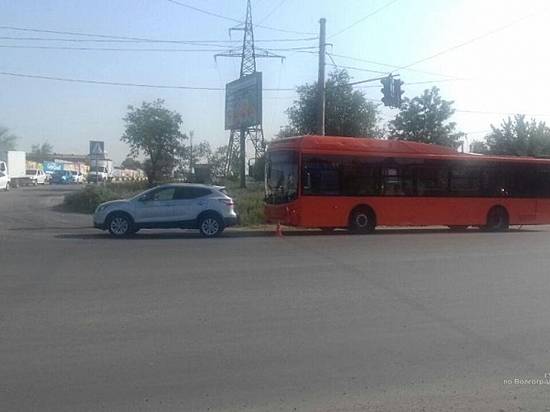 Автобус 2 волгоград. ДТП Гумрак Волгоград сегодня. Авария в Дзержинском районе Волгограда Гумрак 1 июля. Авария Гумрак Волгоград сегодня.