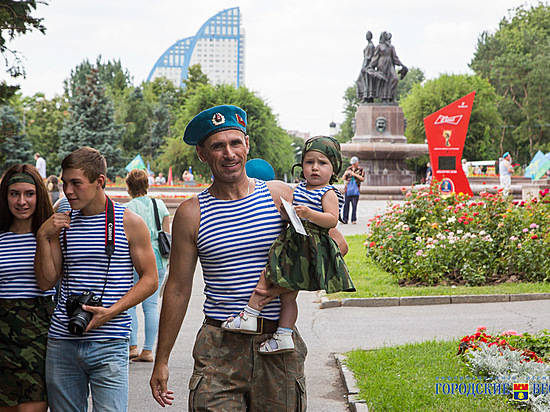 В Волгограде десантники устроили показательные выступления в честь Дня ВДВ