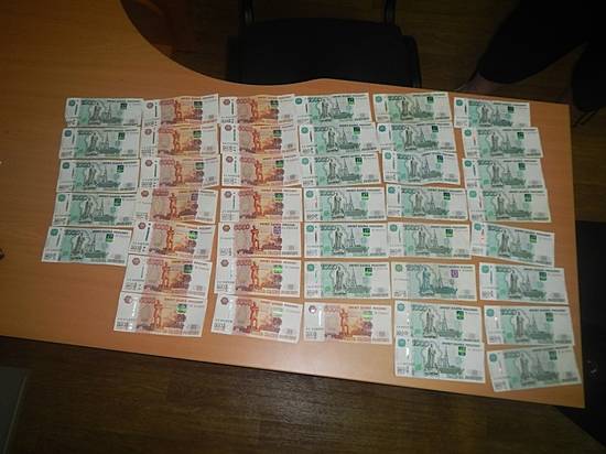 42-летняя жительница Котово вернула мужчине 102 тысячи рублей, «проглоченные» банкоматом