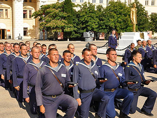 В Волгограде 300 военных железнодорожников присягнули Родине на Мамаевом кургане