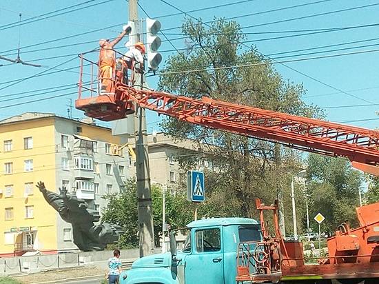 В Волгограде устанавливают новый светофор