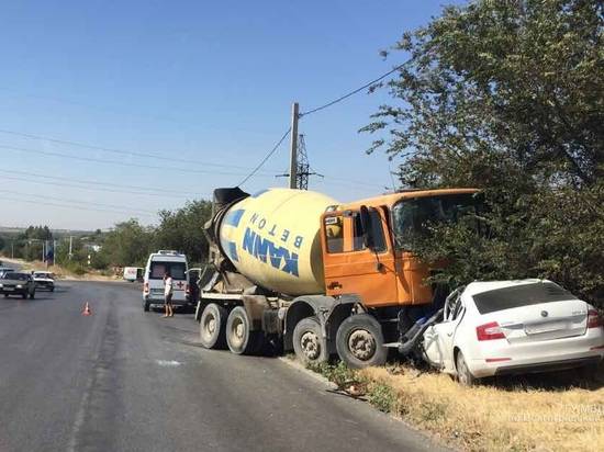 На западе Волгограда бетономешалка раздавила иномарку: погиб водитель