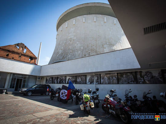 Рев мотоцикла: байкеры из Чехии посетили памятные места в Волгограде