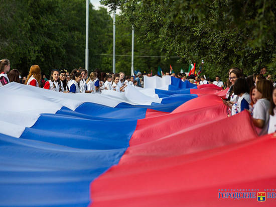 В День флага в Волгограде развернут 80-метровый триколор
