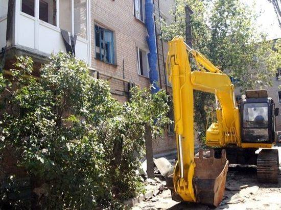 В Волгограде рабочие завершают разбор верхнего этажа аварийного дома по проспекту Университетскому