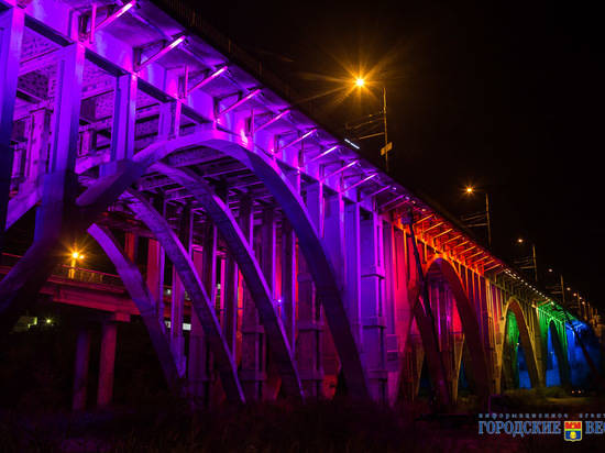 Астраханский мост в Волгограде засветился
