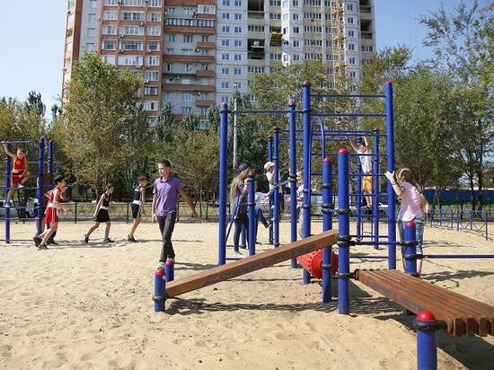 В парке Героев-летчиков в Дзержинском районе открыта новая спортивная площадка