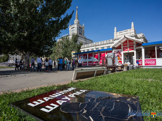 На Привокзальной площади идет демонтаж незаконного ларька и двух кафе