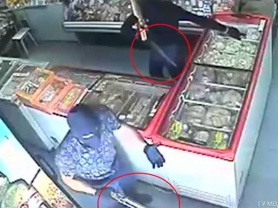 Под Волгоградом студент и двое безработных, угрожая продавцам магазина обрезами, пытались распилить банкомат