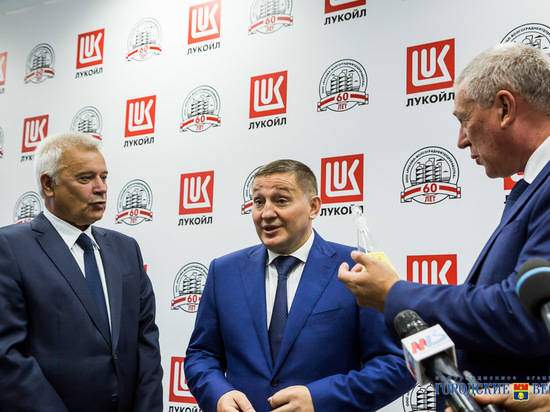 Андрей Бочаров и президент «ЛУКОЙЛа» проводят выездное совещание на нефтеперерабатывающем заводе