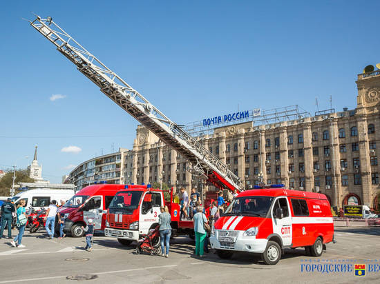 Празднование Дня города в Волгограде началось с выставки пожарной техники и ретроавтомобилей