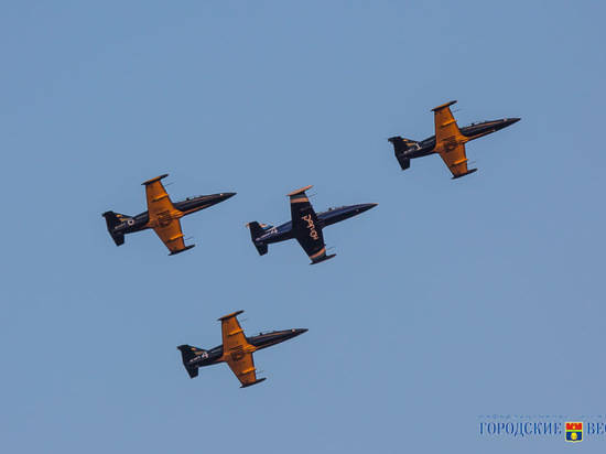 В Волгограде пилотажная группа «Регион» показала синхронные «бочки» и мертвую петлю