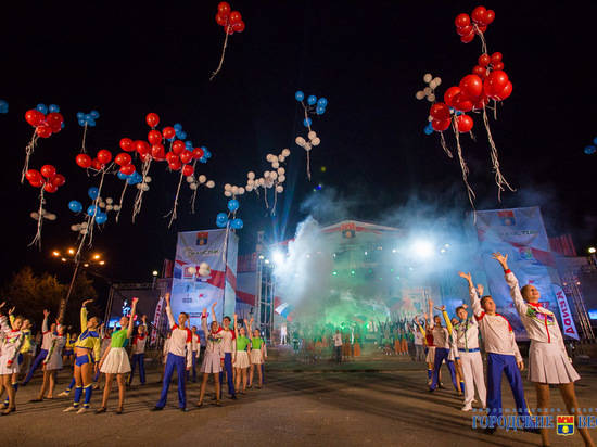 На центральной набережной в Волгограде начался праздничный концерт