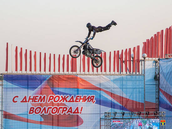 Мотошоу в Волгограде завершилось грандиозной каруселью фристайлеров