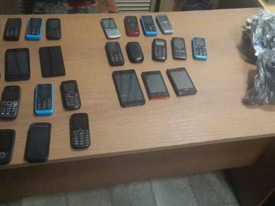 В Волгоградской области заключенным пытались перебросить 28 мобильников