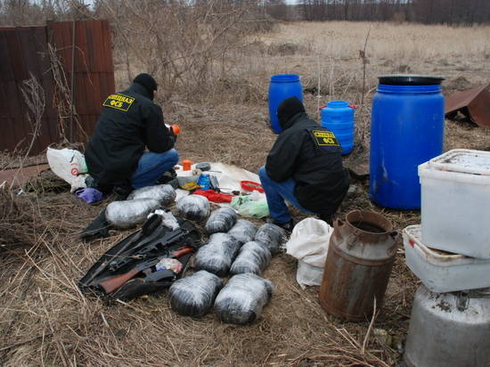 В тайном схроне волгоградец держал пулемет, винтовку и 150 килограммов наркотиков