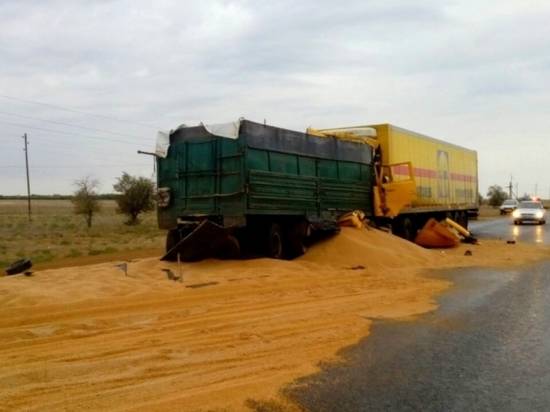 В Астраханской области зерновоз из Волгоград попал в ДТП: погиб дальнобойщик