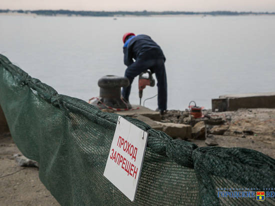 На набережной в Волгограде рабочие демонтируют старые конструкции причальной стенки