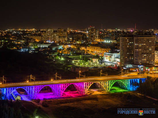 Астраханский мост под залпы салюта украсила световая иллюминация