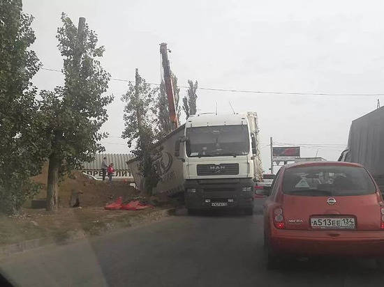 В Волгограде на шоссе Авиаторов опрокинувшаяся на бок фура собрала гигантскую пробку