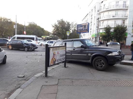 В вечерний час-пик в центре Волгограда джип протаранил забор и вылетел на тротуар