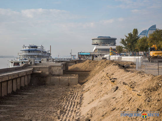 Рабочие изъяли более 250 погонных метров грунта из внутренней части причалов Центральной набережной Волгограда