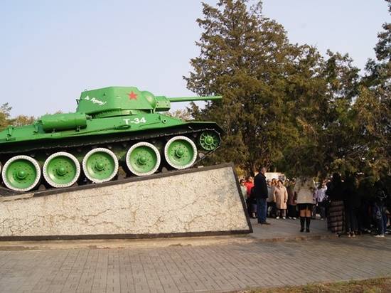 В Красноармейском районе рядом с памятным танком Т-34 появились саженцы Сталинградского тополя