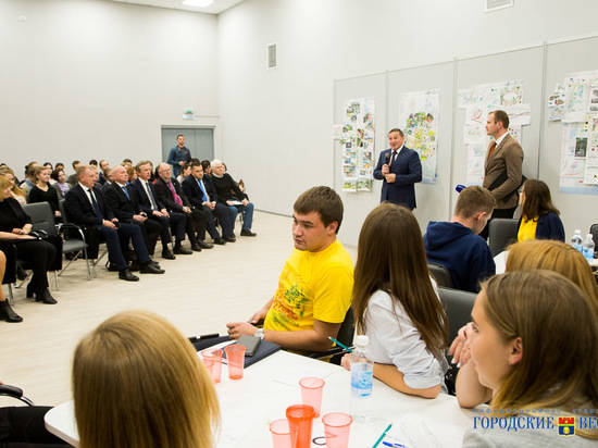 В Волгограде началась встреча губернатора Андрея Бочарова с молодежью по вопросам дальнейшей судьбы поймы Царицы