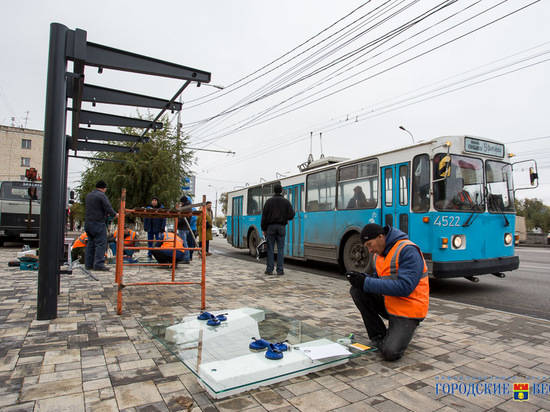 В Волгограде на новых остановочных павильонах начали монтировать закаленные стекла