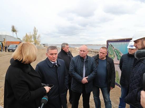 Андрей Бочаров проинспектировал работы по реконструкции причальной стенки набережной Волгограда