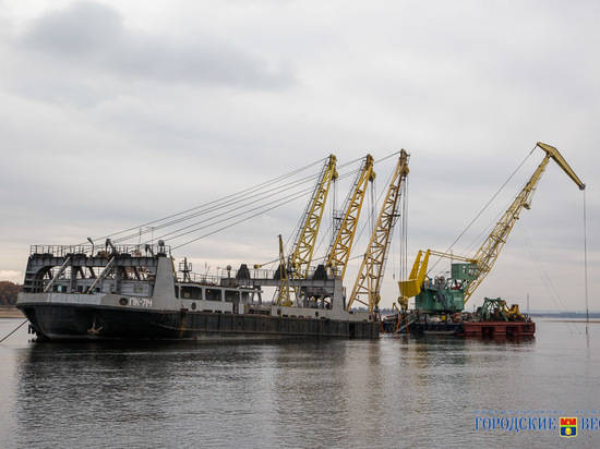 В Волгограде со дна Волги поднимают бронекатер времен ВОВ