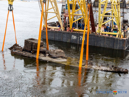 В Волгограде завершилась операция по подъему бронекатера времен ВОВ