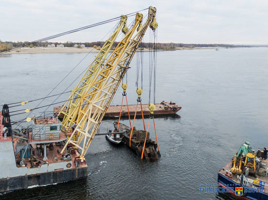 Поднятый со дна Волги бронекатер отправится на судоремонтный завод