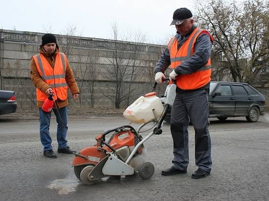 Нарушений нет: в Дзержинском районе проверили качество обновленной дороги