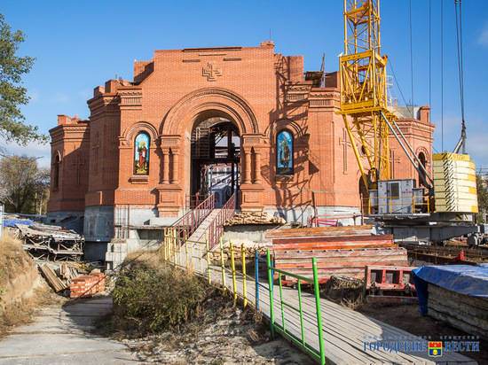 Губернатор Андрей Бочаров обсудил строительство собора Александра Невского с митрополитом Германом