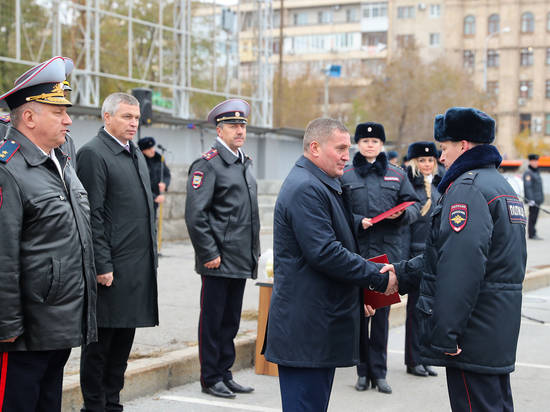 Губернатор Андрей Бочаров поздравил полицейских региона с профессиональным праздником