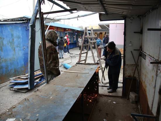 Коммерсанты смогут до понедельника добровольно убрать свои ларьки с Петровского рынка