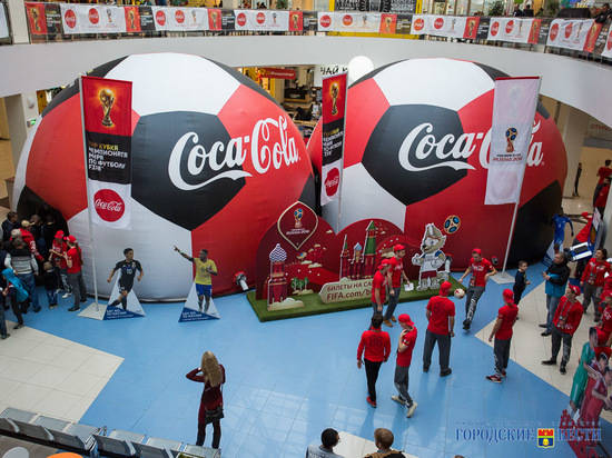 Сотни волгоградцев выстроились в очередь, чтобы сделать снимок с кубком ЧМ по футболу