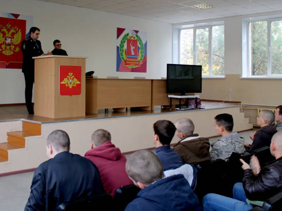 Волгоградские священники и полицейские рассказали призывникам о наркотиках и семейных ценностях