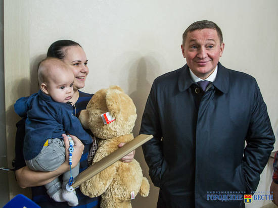 Губернатор Андрей Бочаров встретился с семьей, переселенной из взорвавшегося дома в Советском районе