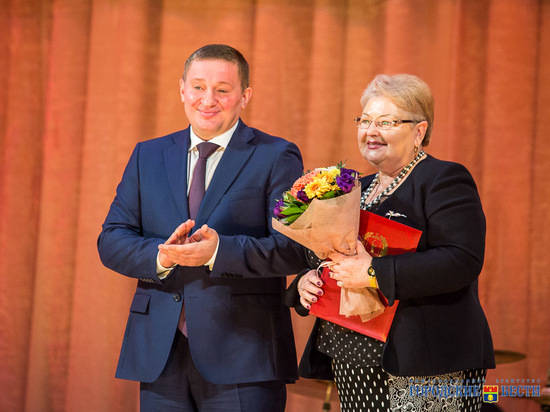 Андрей Бочаров вручил благодарственные письма представителям волгоградских профсоюзов