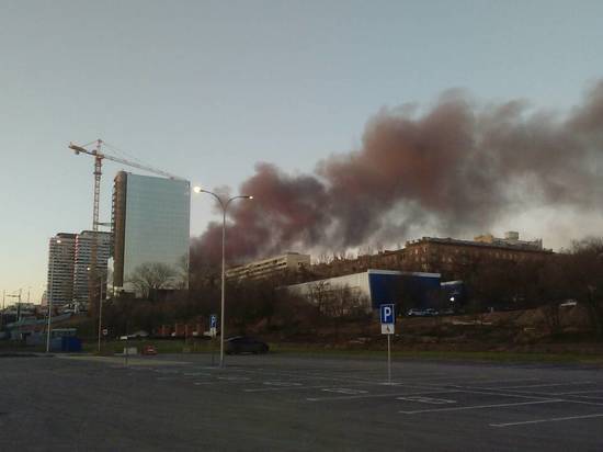 МЧС: в Волгограде горит склад лакокрасочных изделий