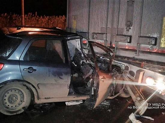 В Волгограде в ДТП с грузовиком погибли трое