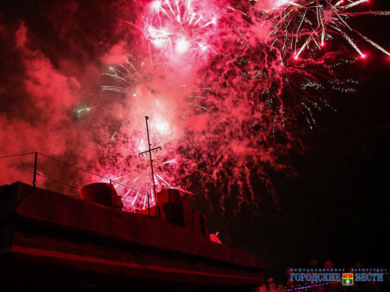 Праздничные огни украсили мост через Волгу