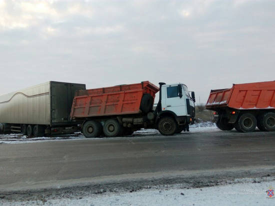 В Светлоярском районе сотрудники полиции помогли застрявшему водителю грузовика