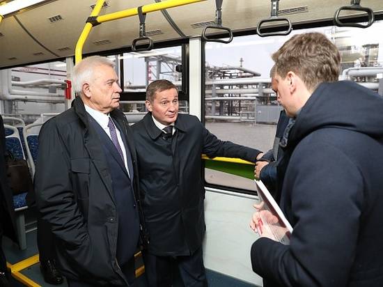 Андрей Бочаров и Вагит Алекперов приехали на стройплощадку солнечной электростанции на электробусе