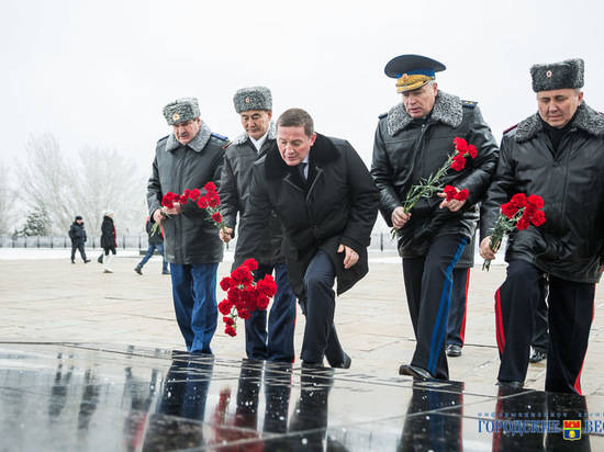 Андрей Бочаров возложил цветы к Могиле Неизвестного Солдата на Мамаевом кургане