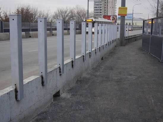 На Комсомольском мосту ставят специальные ограждения для защитных экранов
